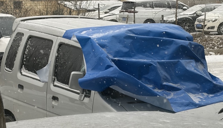 برفیلی موسم میں گاڑیوں کے لئے پیئ ٹارپالن کا اطلاق